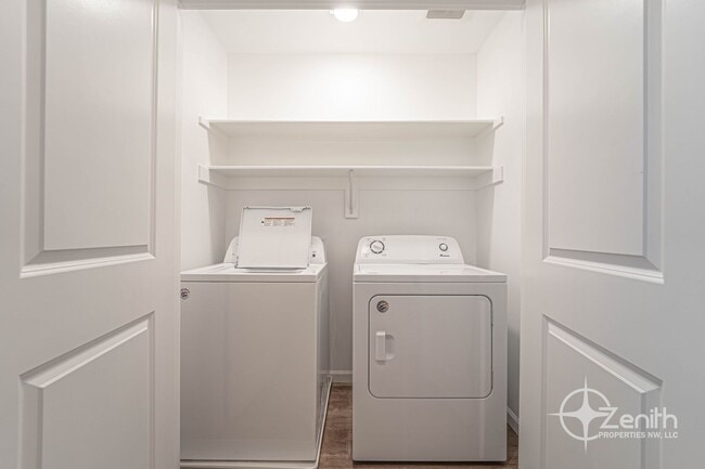 Building Photo - 3 Bedroom Mt. Vista Townhouse! Modern Fini...