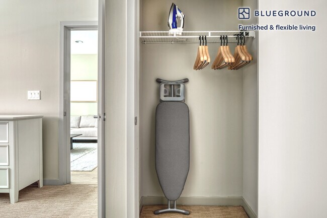 Building Photo - 200 S Los Angeles St