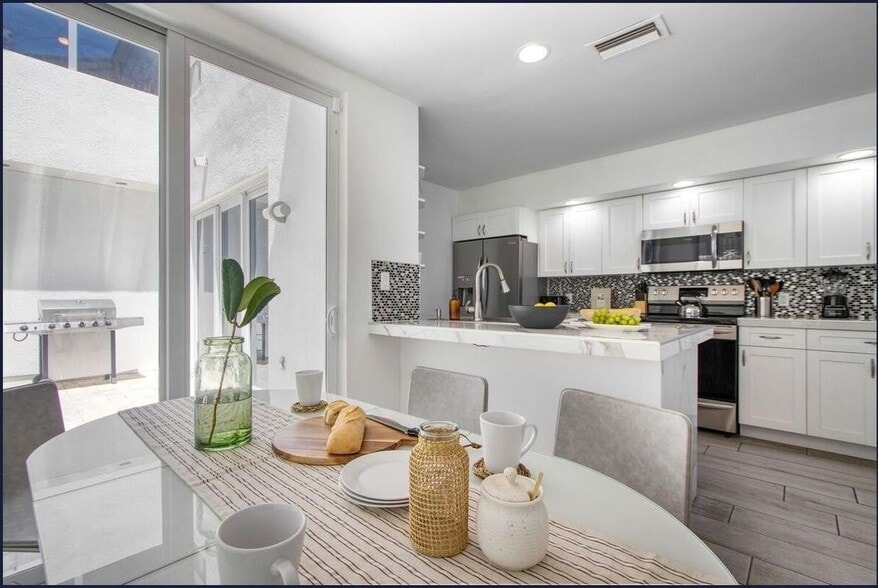 Building Photo - 3350 NE 14th Ct