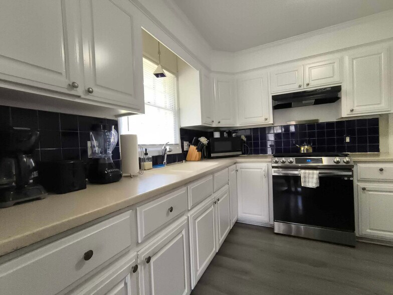 Building Photo - 7418 Sunview Dr