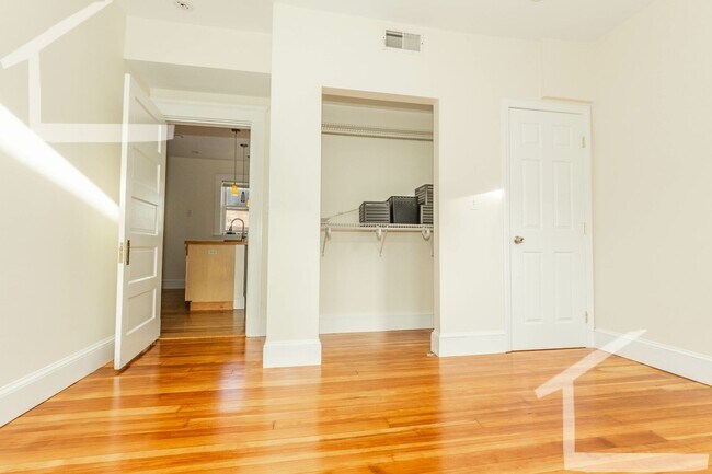 Building Photo - No Brokers Fee, Pets Friendly, Eat-in Kitchen, Big Bedrooms, Laundry on a Site