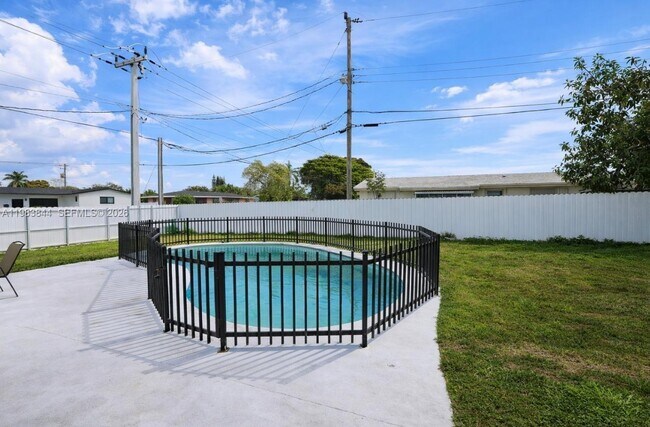 Building Photo - 19835 NE 11th Ct