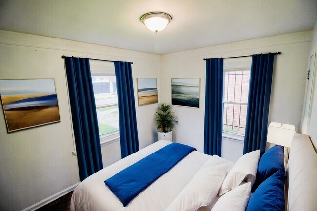 Building Photo - 3 Bedroom Bungalow - West Side