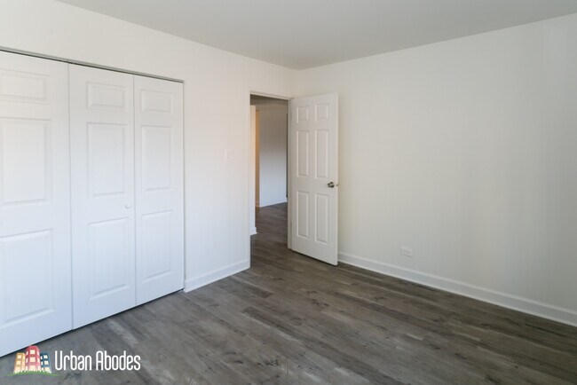 Building Photo - 6211 N Kenmore Ave