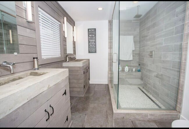 Building Photo - 3/2 Pool Home South Tampa Available NOW !!