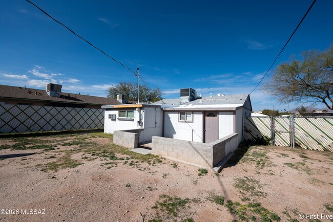 Building Photo - 416 E Linden St