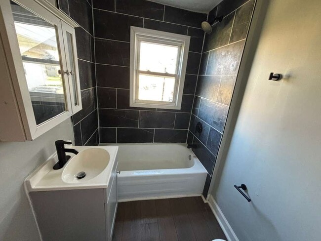 Building Photo - 112 Applegate St