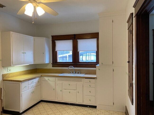 Building Photo - 142 N Main St