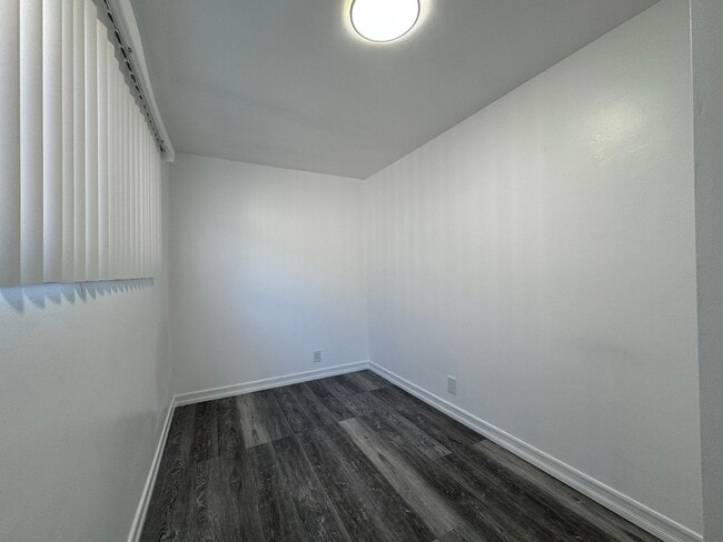Building Photo - Charming 2bd 1ba