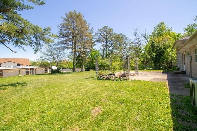 Building Photo - 2207 Bushnell Dr