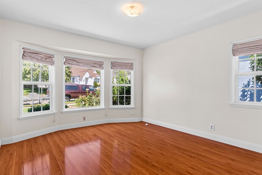 Building Photo - 550 Clement Dr
