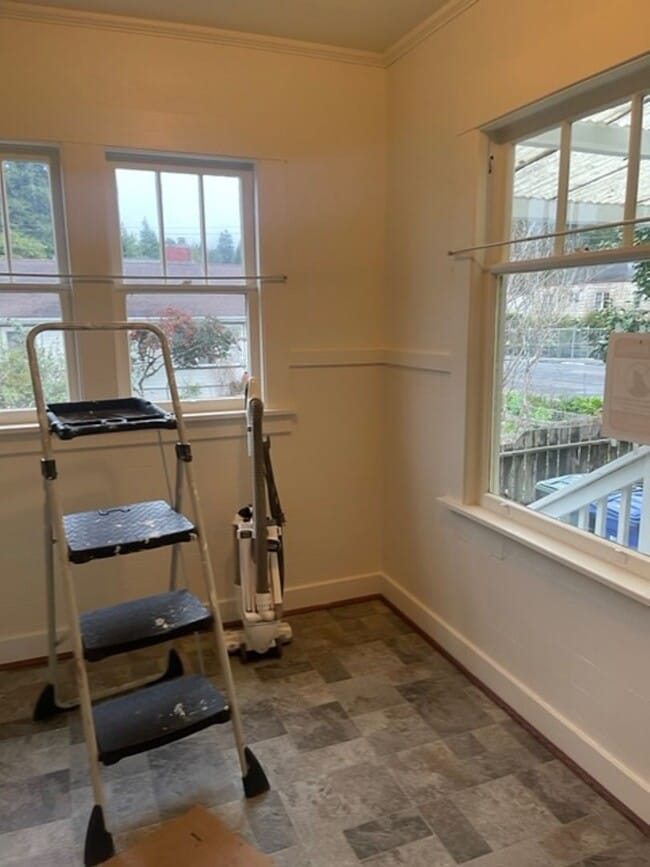 Building Photo - Spacious Craftsman Home