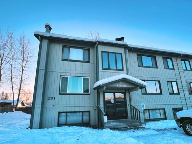 Building Photo - Spacious & Bright Top Floor Condo in East Anchorage, Close to Base + W/D In Unit!