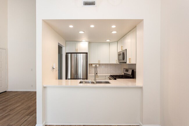 Building Photo - Charming Remodeled Townhome!