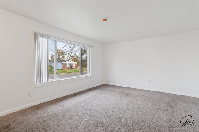 Building Photo - $1300 3 bedroom