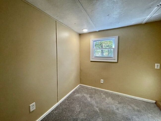 Building Photo - Updated 3 bedroom, 1.5 bath Home FOR RENT ...