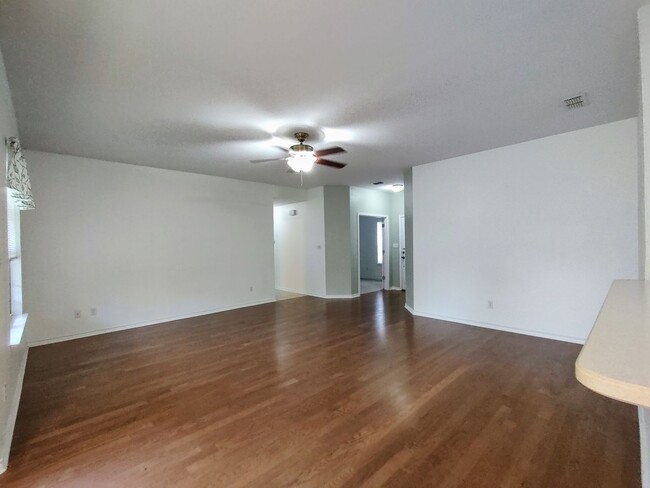 Building Photo - Beautiful 3 bedroom home ready for move in