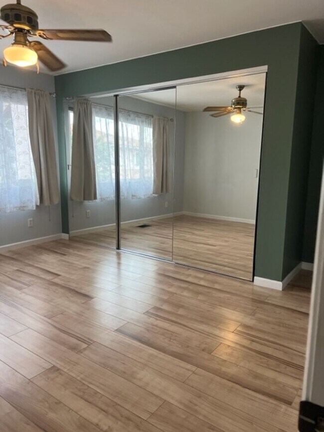 Building Photo - 3BD 2BA 2CAR Garage Townhouse located in L...