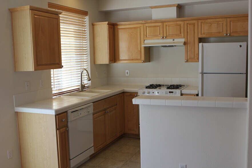 Kitchen - 17234 SW Pleasanton Ln