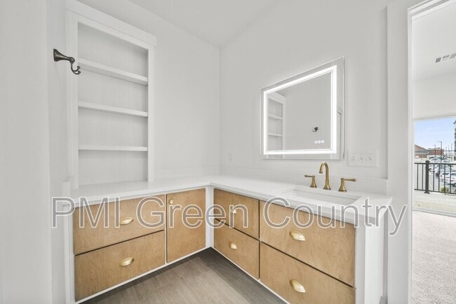 Building Photo - 118 E Elgin St