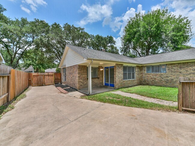 Building Photo - 21335 Park Mt Dr