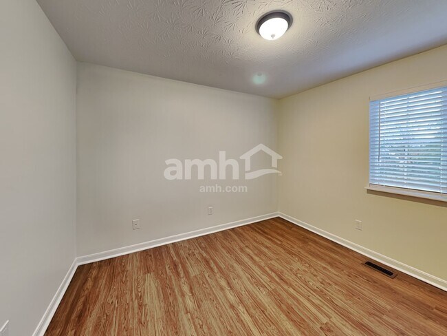 Building Photo - 1215 Brookstone Dr