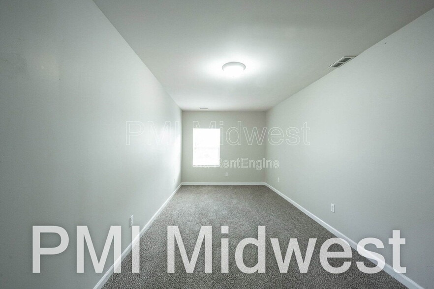 Building Photo - 925 N Sheffield Ave