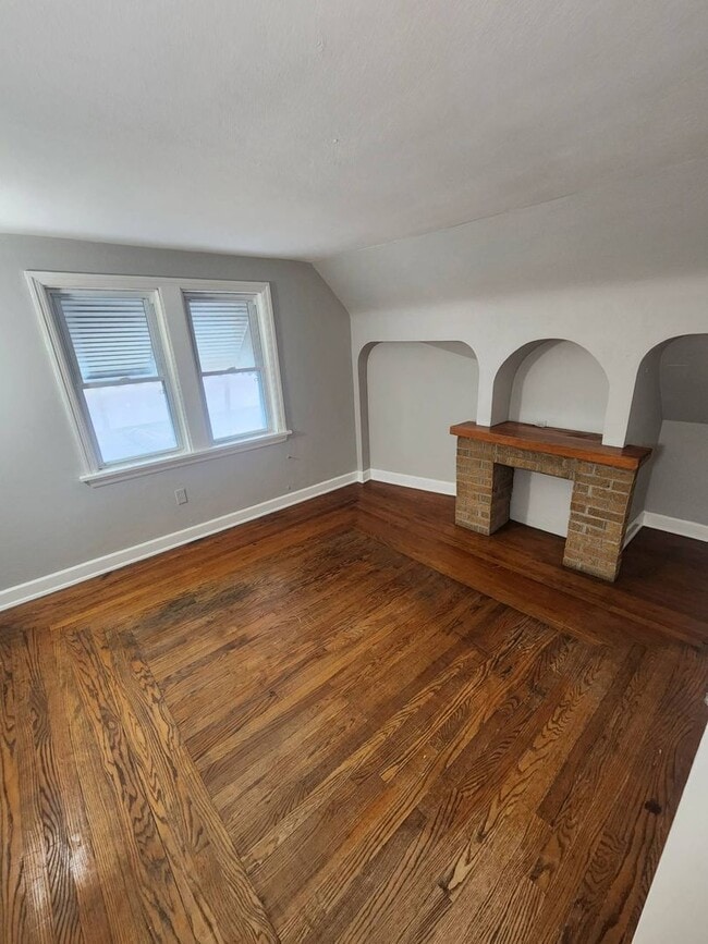 Building Photo - Charming 2-Bedroom Property in Prime Location