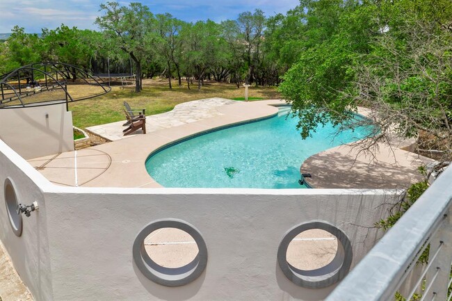 Building Photo - 3935 Lago Vista Dr