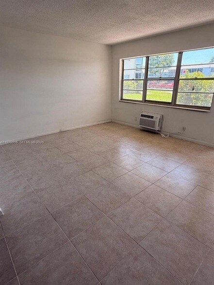 Building Photo - 210 Canterbury J