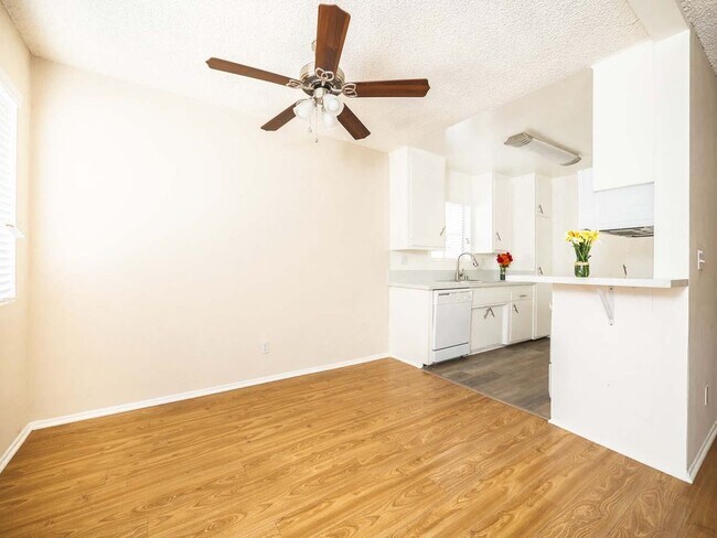 Interior Photo - 5715 Vineland Ave