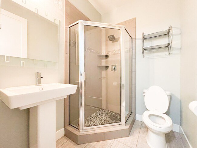 Building Photo - Luxury 5-Bedroom Rental with Pool, Finishe...