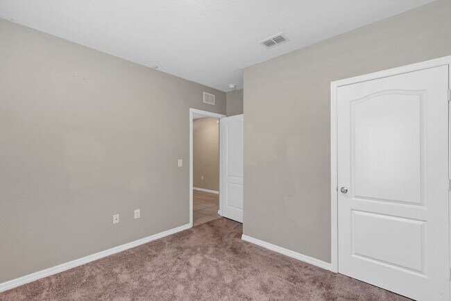 Building Photo - Sunny, Move-In Ready 4-Bed Home in Winter Haven with Modern Finishes and Two-Car Garage