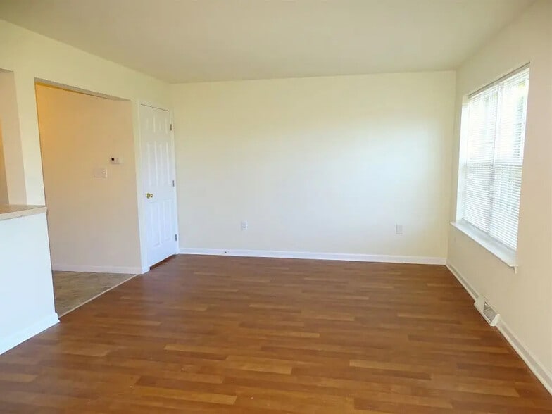 Building Photo - 104 Park Place Cir