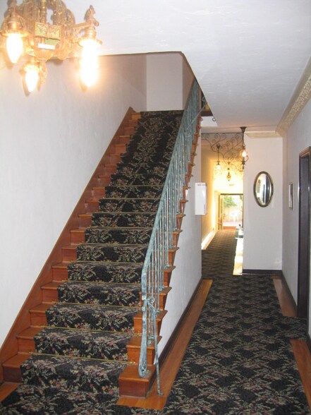 Building Photo - 414 N Sycamore Ave