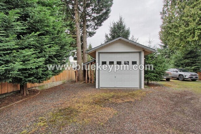 Building Photo - 3 Bed, 3 Bath Home with a LARGE 1/2 Acre Yard and Deck, Boathouse and 2 Bonus Rooms