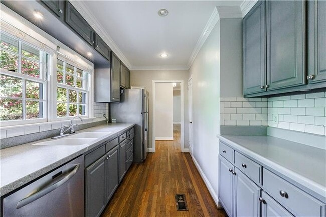 Building Photo - 2311 Pembrook Pl NE