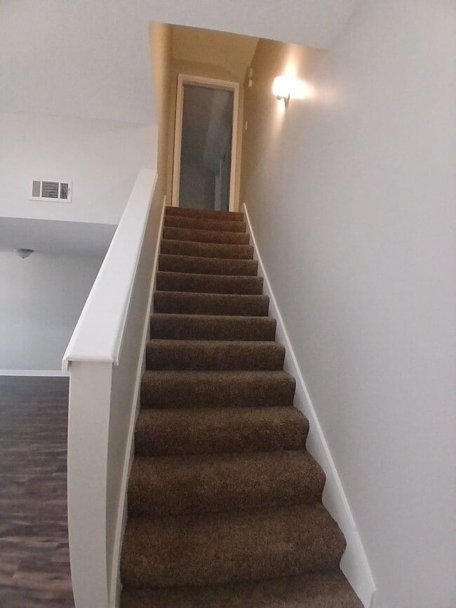 Building Photo - Newly Refreshed 3 bedroom 2 bath Duplex - Open To Section 8