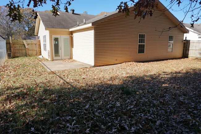 Building Photo - 3 Bedroom, 2 bath w/ fenced in backyard