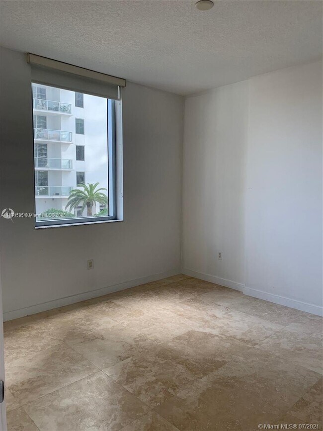 Building Photo - 1050 Brickell Ave