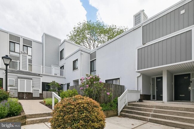 Building Photo - 1740 Oakwood Terrace