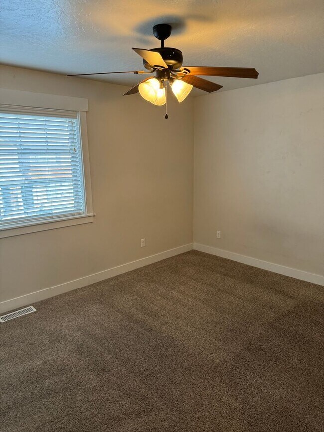 Building Photo - Spacious Townhome for rent in Rexburg