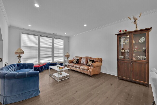 Building Photo - 8 Brentwood Cir