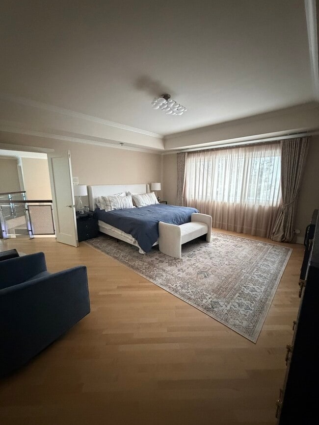 Building Photo - 525 Senon Dr