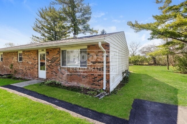 Building Photo - Two bedroom, one bathroom double in Springfield.