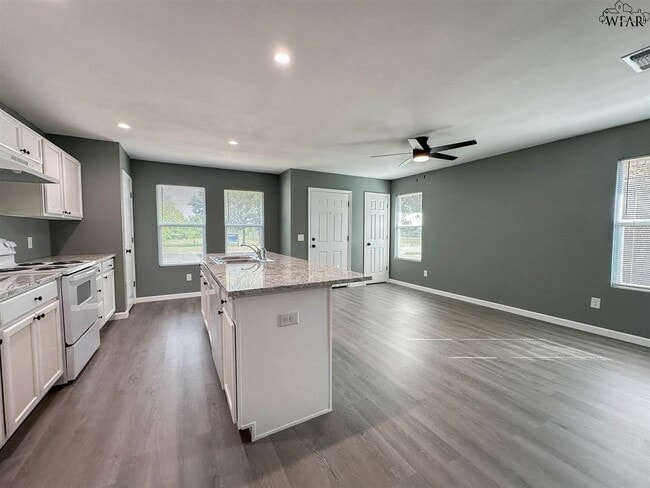 Building Photo - 223 Loch Lomond Dr