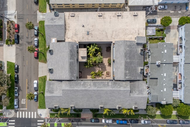 Building Photo - 1007 S Catalina Ave