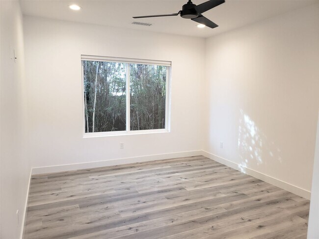 Building Photo - Newer Construction, 2BD/2BA House on Private Drive in Leucadia: Minutes to Beach, Town, YMCA!