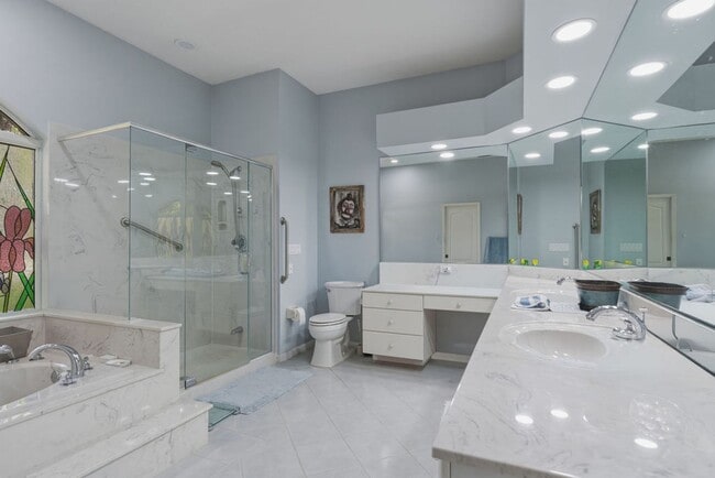 Building Photo - Must See Immaculate 3/2 Rainbow Springs with Lanai