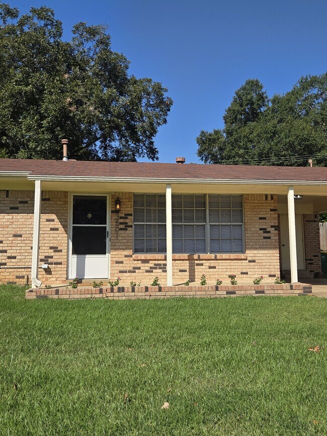 Building Photo - 3501 Robinhood Ln